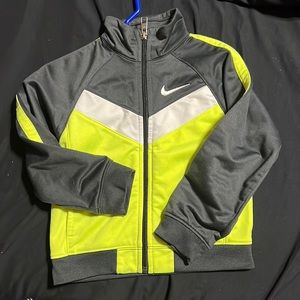 Used like new. Nike 3t zip up.